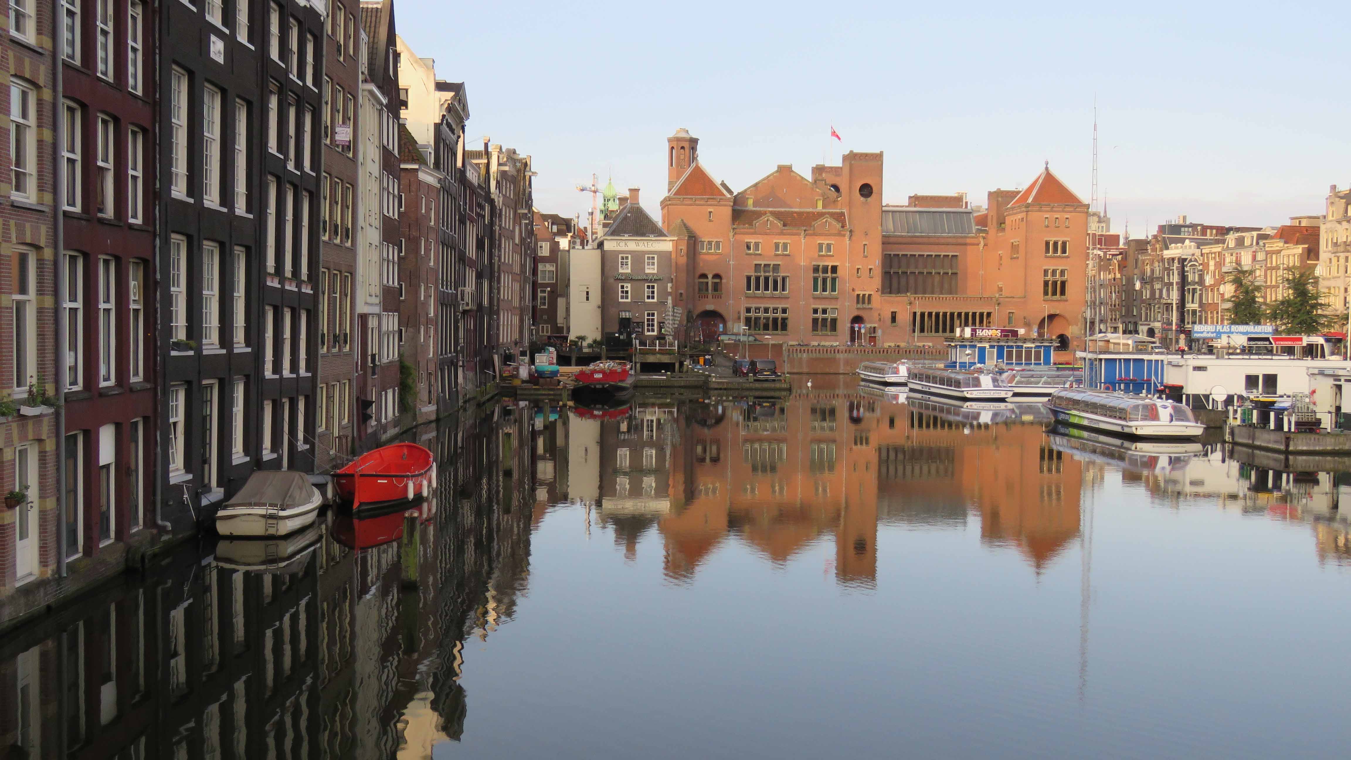 Photo des canaux d'Amsterdam et de ses façades colores